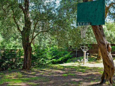 Basketball im Korfu-Urlaub spielen