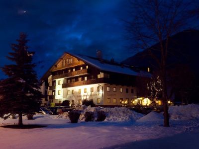 Familienreise Winter Tirol, Schnee Beleuchtung Kinderhotel Winter Tirol, Skireise Tirol