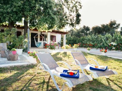 Garten mit Liegesthlen Haus Afroditi