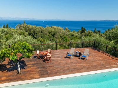 Villa mit Pool am Meer auf Korfu