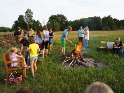 Familienurlaub: Lagerfeuer fr alle Gste auf dem Bauernhof auf land