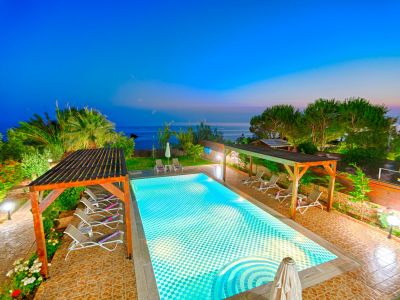 Privatpool villa am meer griechenland