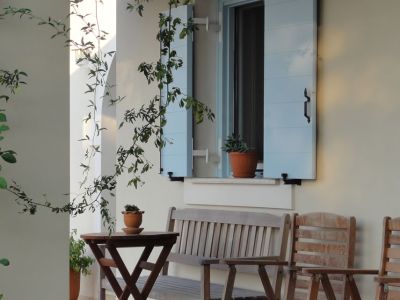 Ferienwohnung Korfu Xanthates Terrasse Fenster Stuehle Korfu