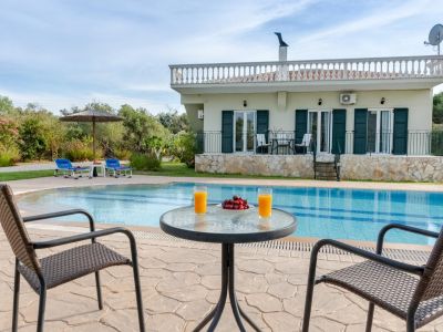 Villa Adonis zur Miete Blick vom Pool auf Haus