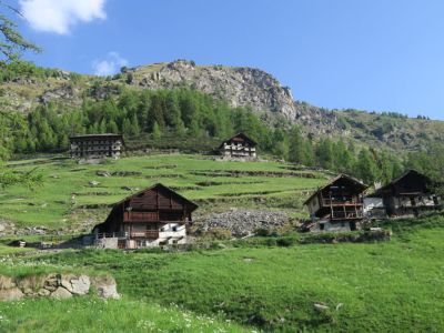 Huser in typischer Walserarchitektur im Aostatal