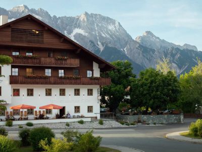 Familien Landhotel in Tirol Kinderhotel Tirol Sommer Berge Bume